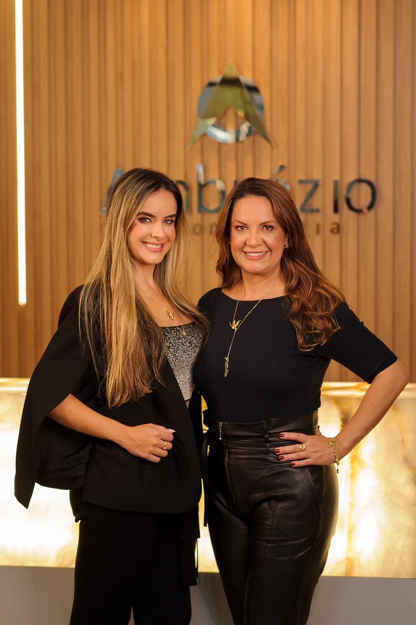 Dra. Ana Luiza e Dra. Flávia Ambrózio na recepção da clínica em Anápolis